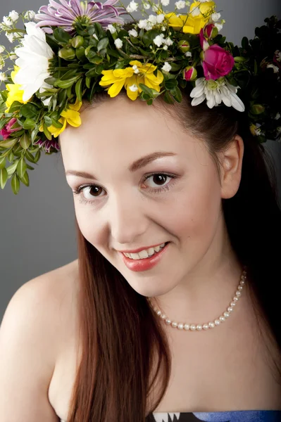 Dívka s věnec květin — Stock fotografie