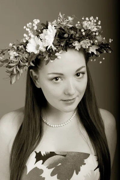 Dziewczyna z wieńcem kwiatów — Zdjęcie stockowe