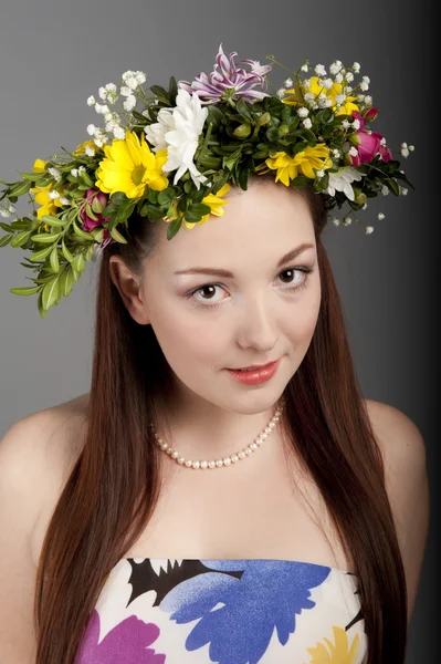 Menina com uma coroa de flores — Fotografia de Stock