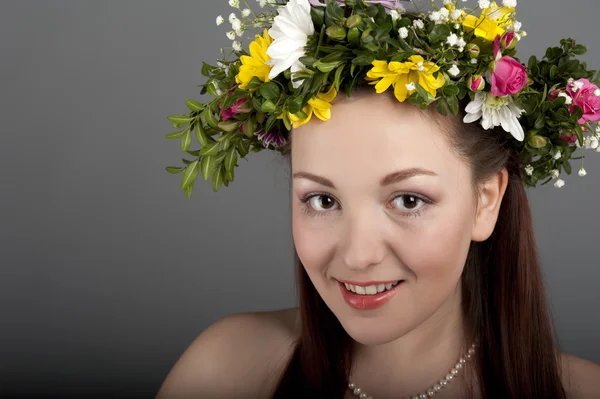 Chica con una corona de flores — Foto de Stock