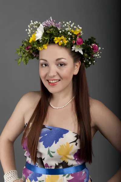 Ragazza con una corona di fiori — Foto Stock