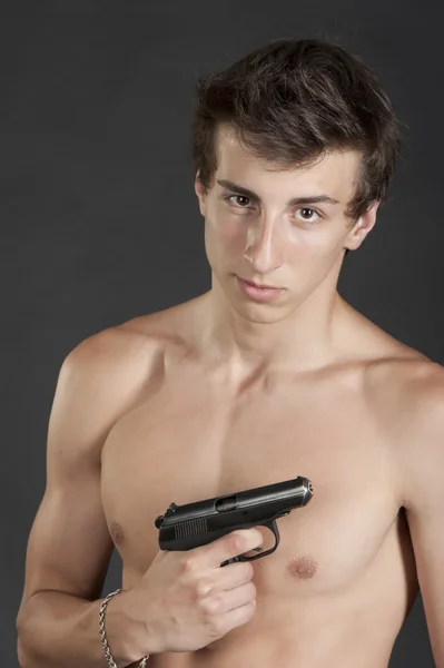 一个年轻人拿着他的手中枪 — 图库照片