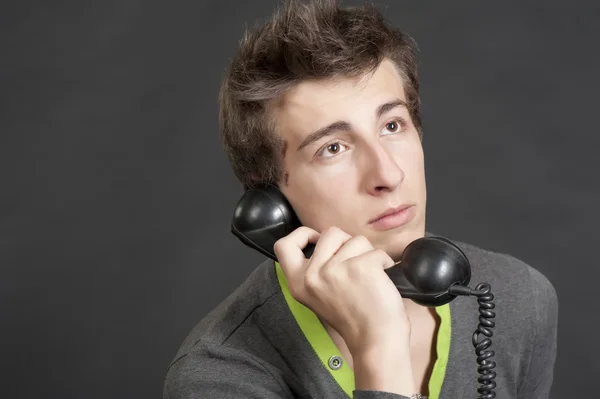 Jeune homme parlant sur le vieux téléphone — Photo