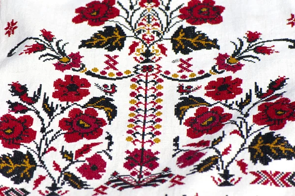 Фрагмент традиционной украинской вышивки — стоковое фото
