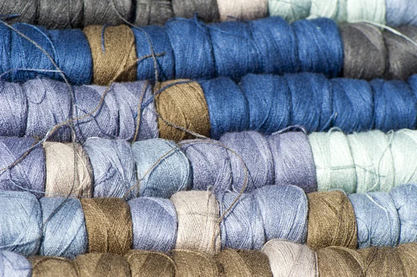 色のついた羊毛糸 — ストック写真