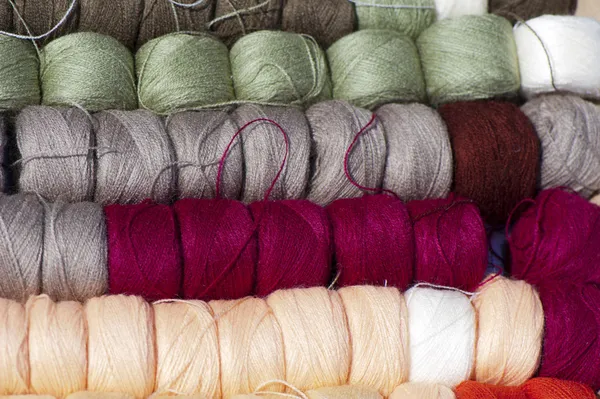 色のついた羊毛糸 — ストック写真