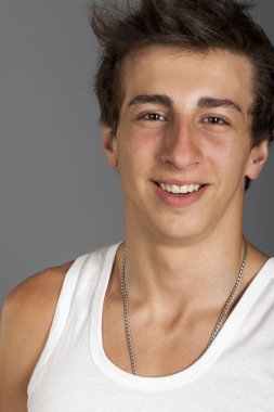 Beyaz tişörtlü genç adam.