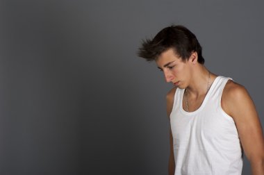 Beyaz tişörtlü genç adam.