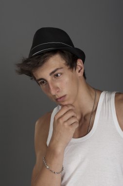 Siyah şapkalı beyaz tişört, genç adam