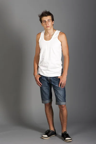 Jeune homme en t-shirt blanc — Photo