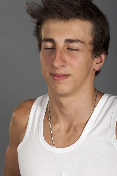 Retrato de um jovem em uma camiseta branca, olhos fechados — Fotografia de Stock