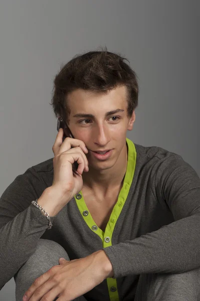 Giovane ragazzo con un telefono cellulare — Foto Stock