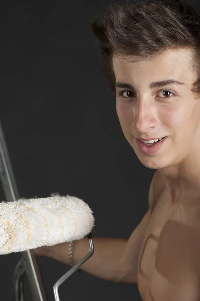 Młody chłopak z wałka do malowania — Zdjęcie stockowe