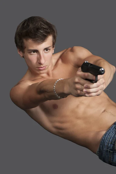 Jeune homme avec une arme — Photo