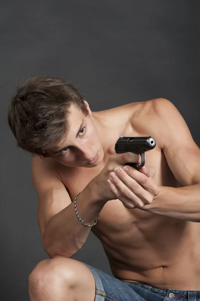 Young guy with a gun — Stock Photo, Image