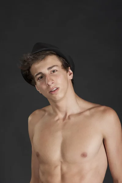 Jeune homme avec le chapeau noir — Photo