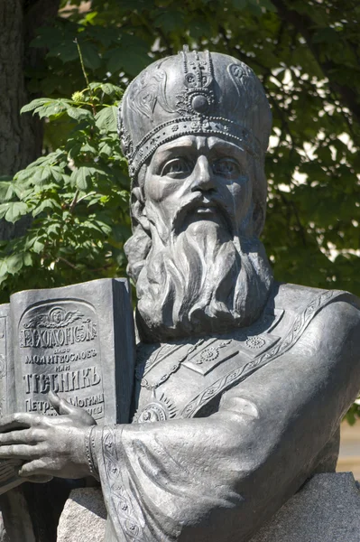 Памятник митрополиту Киевскому Петру Могиле — стоковое фото