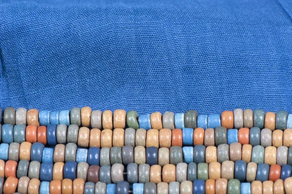 Tissu bleu avec perles colorées — Photo