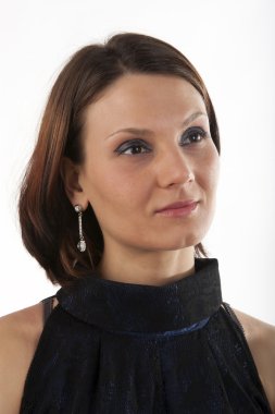 Mavi elbiseli genç bayan.