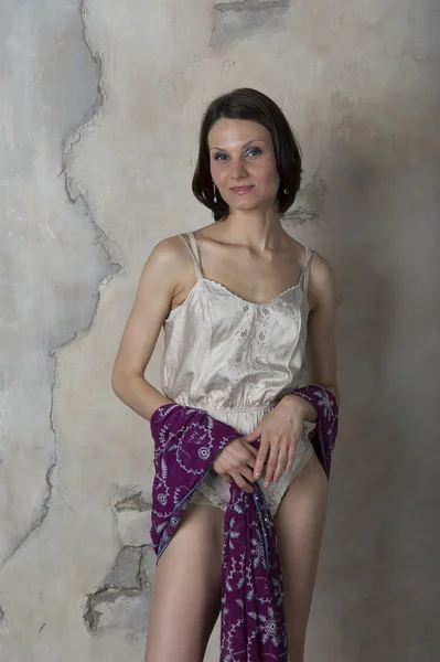 Jonge vrouw in een lichte lingerie — Stockfoto