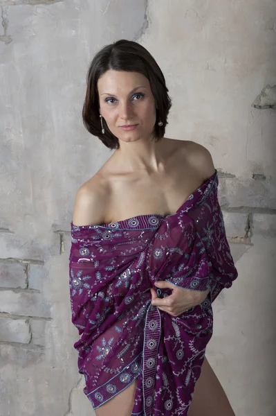 Jonge vrouw met gekleurde sjaal — Stockfoto