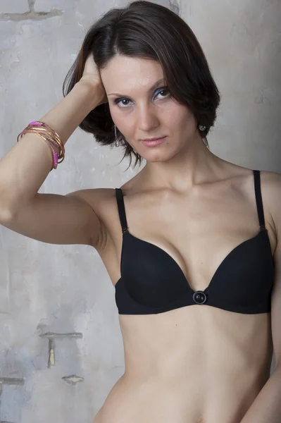 Jovem mulher em lingerie preta — Fotografia de Stock