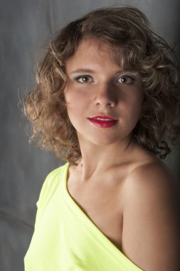 genç bir kıvırcık kız portresi