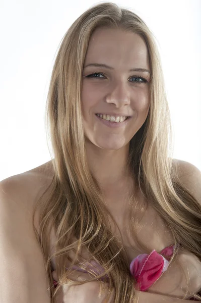 Portrait d'une jeune blonde attirante — Photo