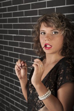 siyah elbiseli gözlüklü kıvırcık kız