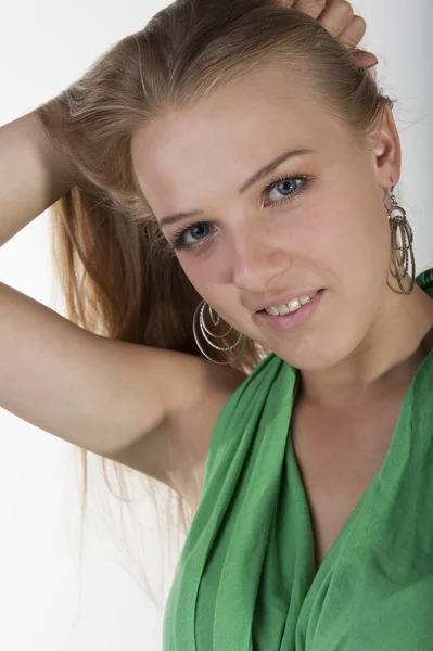 Porträtt av en ung attraktiv blond — Stockfoto