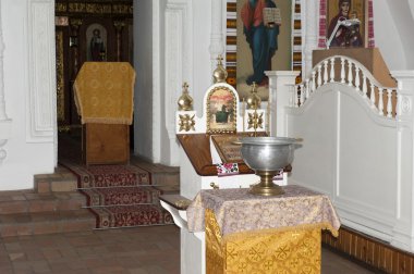 Kutsal su ile gümüş kase