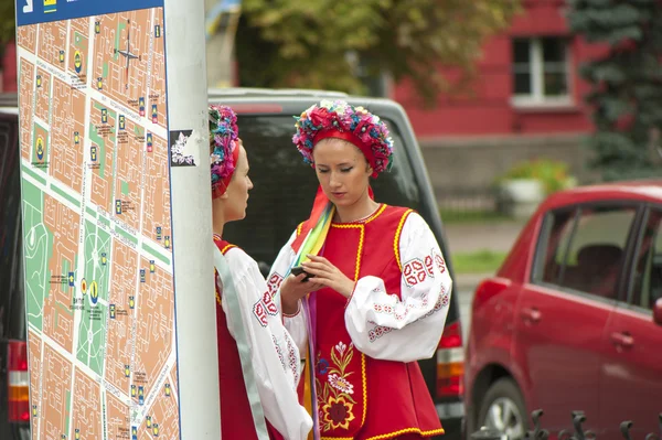 Kızlar Ukrayna Ulusal kostümleri — Stok fotoğraf