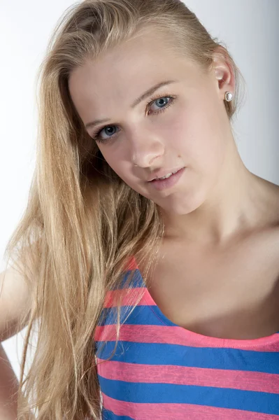 Portret van een jonge aantrekkelijke blonde — Stockfoto