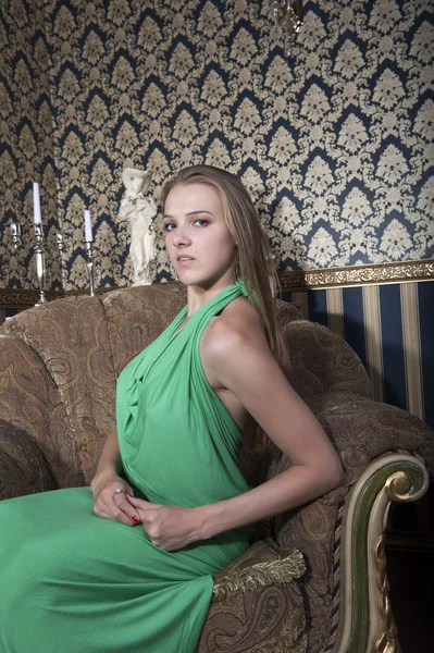 Retrato de rubia en vestido verde — Foto de Stock