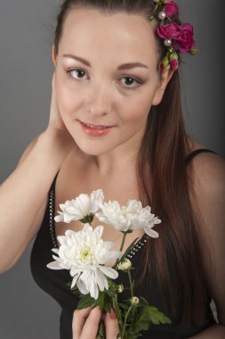 koyu elbiseli bir genç kadın