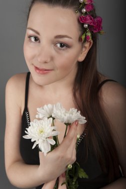 koyu elbiseli bir genç kadın