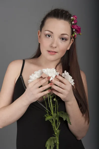 Jeune femme dans une robe sombre — Photo