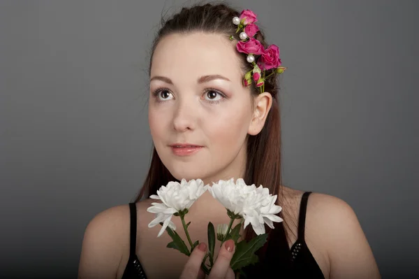 Junge Frau in dunklem Kleid — Stockfoto