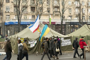 khreschatyk Kiev'de sokak boyunca askeri çadırlar