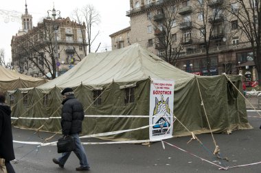 khreschatyk Kiev'de sokak boyunca askeri çadırlar