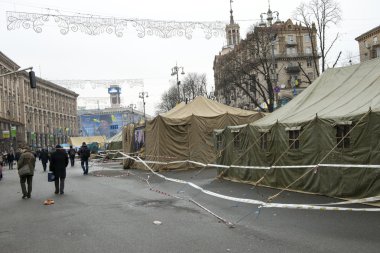 khreschatyk Kiev'de sokak boyunca askeri çadırlar
