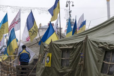 khreschatyk Kiev'de sokak boyunca askeri çadırlar