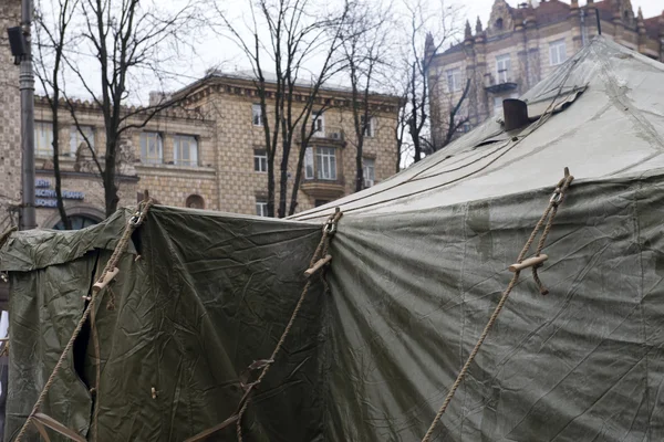 Wojskowe namioty wzdłuż khreschatyk street w Kijowie — Zdjęcie stockowe