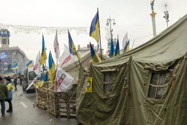 Vojenské stany podél khreschatyk street v Kyjevě — Stock fotografie