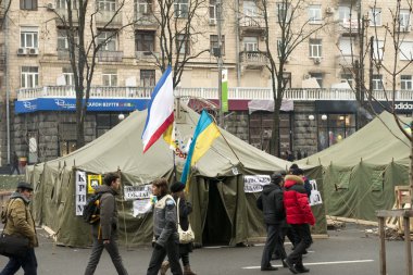khreschatyk Kiev'de sokak boyunca askeri çadırlar