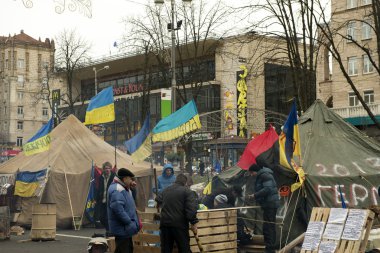 khreschatyk Kiev'de sokak boyunca askeri çadırlar