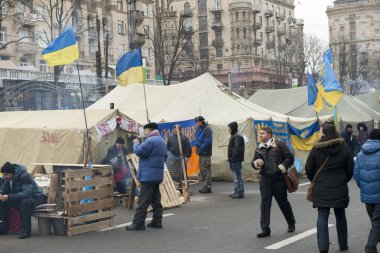 khreschatyk Kiev'de sokak boyunca askeri çadırlar