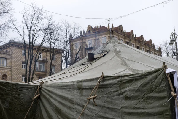 Vojenské stany podél khreschatyk street v Kyjevě — Stock fotografie