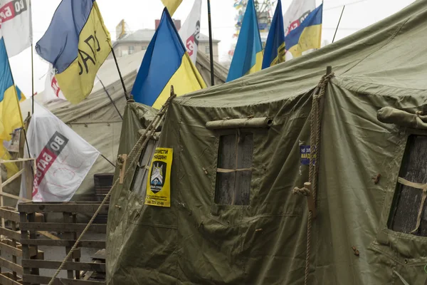 Militaire tenten langs Chresjtsjatyk straat in kiev — Stockfoto