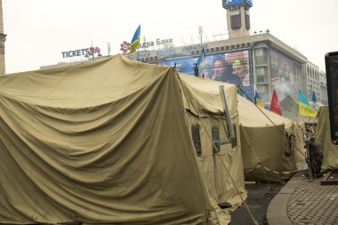 khreschatyk Kiev'de sokak boyunca askeri çadırlar